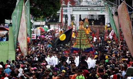 Officials from Sultanate of Yogyakarta carry 