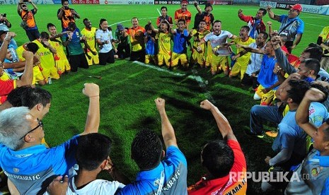 Ofisial dan pesepak bola Bhayangkara FC melakukan selebrasi usai mengalahkan Madura United dengan skor 1-3 dalam laga Gojek Traveloka Liga 1 di Stadion Gelora Bangkalan (SGB) Bangkalan, Jawa Timur, Rabu (8/11). 