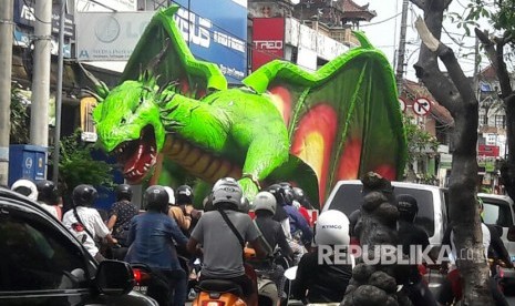 Ogoh-ogoh siap diarak untuk menyambut Nyepi di Bali.