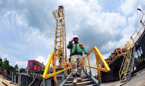 Oil and gas drilling rig Selong I in Jambi, Sumatra (illustration)