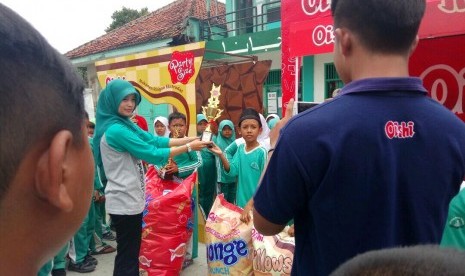 Oishi Roadshow di SDT Bina Ilmu Parung