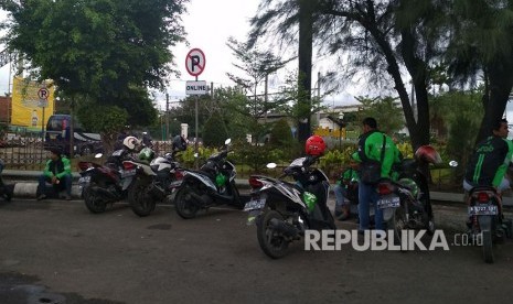 Ojek daring masih mangkal di sejumlah titik dilarang parkir bagi ojek daring di sekitaran Jalan Juanda, Kota Bekasi,  Selasa (7/11). 