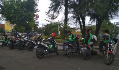 Ojek daring masih mangkal di sejumlah titik dilarang parkir bagi ojek daring di sekitaran Jalan Juanda, Kota Bekasi,  Selasa (7/11). 