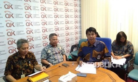 OJK Sumbar dan LPS mengumumkan pencabutan izin usaha BPR Budisetia yang beralamat di Air Tawar, Kota Padang, Sumbar. Lembaga jasa keuangan yang memiliki 2 ribu lebih nasabah tersebut resmi dicabut izinnya per 25 Mei 2018. 