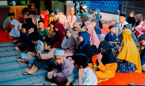 OK OCE Kemanusiaan berkolaborasi dengan Yayasan Fafi Peduli memberikan santunan kepada ratusan anak yatim di acara Buka Bersama Bersama.  