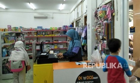 OK OCE Mart di Yayasan Asrama Pelajar Islam (YAPI) Al-Azhar, Rawa Mangun, Jakarta Timur. Selasa (28/11).