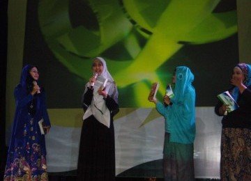 Oki Setiana Dewi berbagi di acara Muslimah in Action Islamic Book Fair 2012