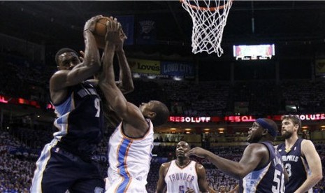  Oklahoma City Thunder (putih) menghadapi Memphis Grizzlies dalam laga playoff NBA. 