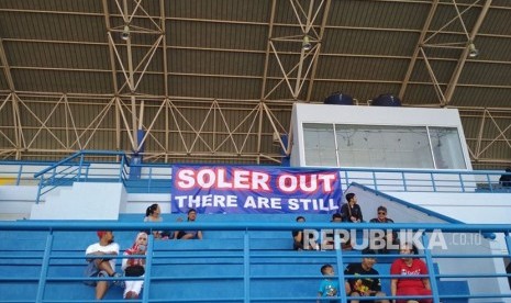 Oknum bobotoh memasang spanduk bertuliskan Soler out there are still a lot better di SPOrT Jabar, Bandung, Rabu (4/4). 