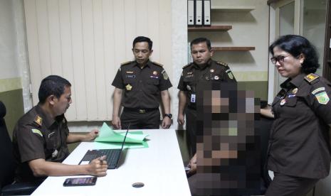 Oknum Jaksa Penuntut Umum berinisial berinisial EKT sedang menjalani pemeriksaan. Oknum ini menjadi viral di media massa dan media sosial karena diduga meminta sejumlah uang kepada keluarga pelaku tindak pidana narkotika