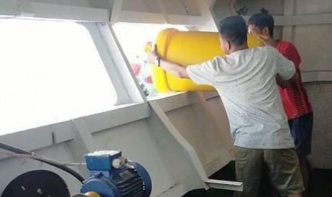 Oknum penumpang kapal membuang sampah ke laut. Kemenhub menyangkan perilaku itu ditengah upaya pemerintah dan operator pelayaran menjaga lingkungan maritim.