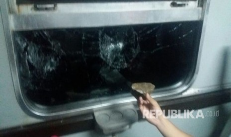 Oknum suporter sepak bola melakukan pelemparan ke kereta api serayu dengan tujuan akhir Purwokerto, Kamis malam (23/3). Pelemparan dilakukan setelah KA bergerak dari stasiun Kiaracondong menuju stasiun Gedebage.