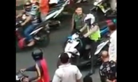 Oknum TNI berselisih dengan anggota polisi.