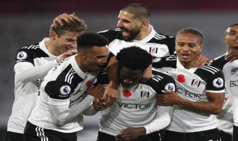 Ola Aina (Tengah) diapit para pemain Fulham usai mencetak gol ke gawang West Bromwich Albion.