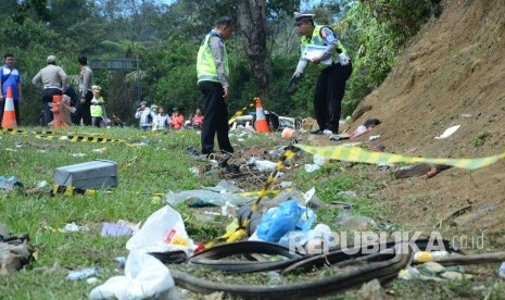 Olah TKP di lokasi kecelakaan bis di tanjakan Emen, Kecamatan Ciater, Kabupaten Subang, Ahad (11/2).