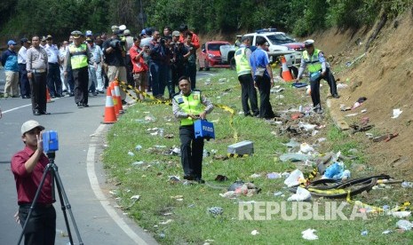 Olah TKP di lokasi kecelakaan bis di tanjakan Emen, Kecamatan Ciater, Kabupaten Subang, Ahad (11/2).