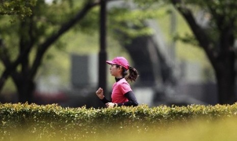 Olahraga joging membakar lebih banyak kalori dari berjalan kaki.