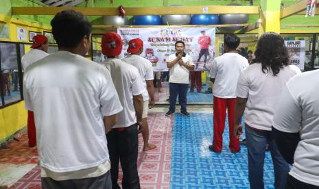 Olahraga sopir angkutan ikan yang biasa beroperasi di kawasan nelayan Desa Paloh, Paciran, Lamongan. 