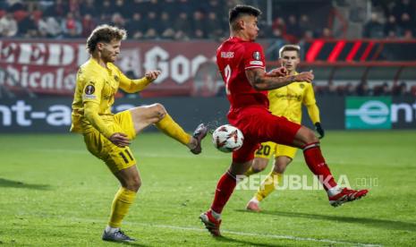 Ole Didrik Blomberg (Kiri) dari Bodo/Glimt dan Mees Hilgers dari FC Twente beraksi pada pertandingan leg pertama play-off fase sistem gugur Liga Eropa UEFA antara FC Twente dan Bodo/Glimt di Stadion De Grolsch Veste di Enschede, Belanda, 13 Februari 2025.