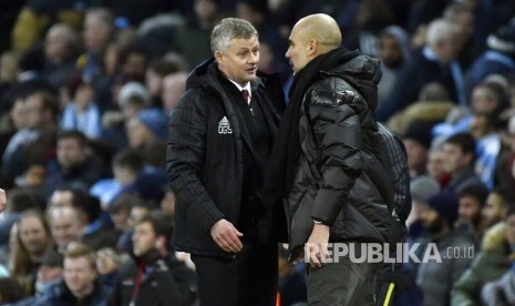 Ole Gunnar Solskjaer, dan Pep Guardiola berbicara usai laga derby Manchester antara Manchester City melawan Manchester United di Etihad Stadium, Manchester, Ahad (8/12) dini hari. Guardiola memuji kecepatan para pemain MU dalam melancarkan serangan balik.