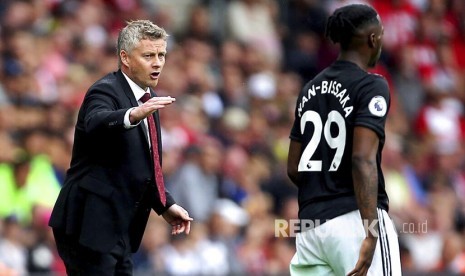 Ole Gunnar Solskjaer, (kiri) memberikan instruksi kepada Aaron Wan-Bissaka pada laga liga Inggris antara Southampton  melawan Manchester United   di Southampton,Sabtu (31/8) waktu setempat.