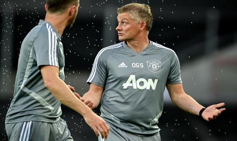 Ole Gunnar Solskjaer memimpin latihan Manchester United (MU) jelang laga kontra FC Copenhagen, Selasa (11/8) dini hari WIB. Solskjaer mengeluhkan fasilitas latihan MU di Jerman.