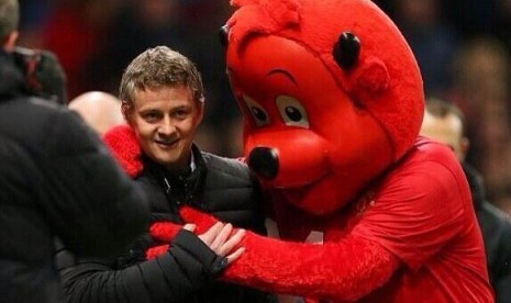 Ole Gunnar Solskjaer mendapatkan pelukan hangat dari Fred si Setan Merah