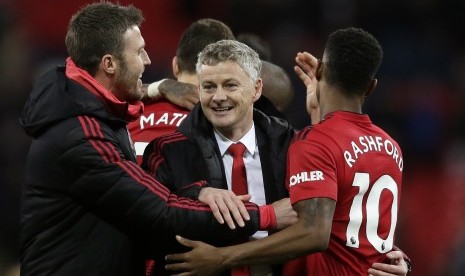 Ole Gunnar Solskjaer (tengah) dan Marcus Rashford (kanan).