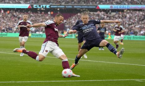 Oleksandr Zinchenko dari Manchester City, kanan, dan Vladimir Coufal dari West Ham berebut bola selama pertandingan sepak bola Liga Premier Inggris antara West Ham United dan Manchester City di stadion London di London, Ahad (15/5/2022).