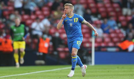 Oleksandr Zinchenko dari Ukraina melakukan selebrasi setelah mencetak gol.