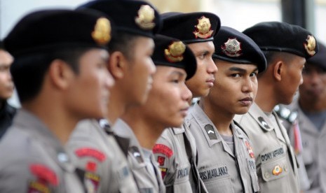 olisi menjaga gerbang Gedung Komisi Pemberantasan Korupsi di Jakarta, Selasa (22/7).