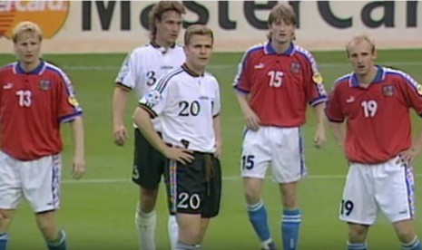 Oliver Bierhoff (tengah)