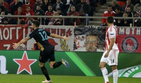 Oliver Giroud (kiri) meluapkan kegembiraan usai melesakkan gol ke gawang Olympiakos di pertandingan Grup E Liga Champions, Kamis (10/12) WIB dinihari