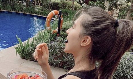 Olivia Jensen rutin makan buah demi menjaga tubuh tetap langsing.