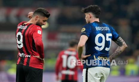 Olivier Giroud dari AC Milan, kiri, berbicara dengan pemain Inter Milan Alessandro Bastoni. Kedua tim akan berebut scudetto malam ini WIB.