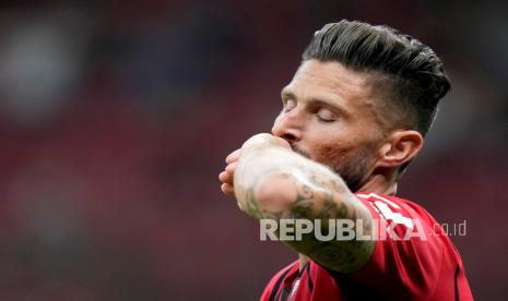  Olivier Giroud dari AC Milan merayakan setelah mencetak gol ketiga timnya pada pertandingan sepak bola Serie A antara AC Milan dan Cagliari, di stadion San Siro di Milan, Italia, Senin (30/8) dini hari WIB. 