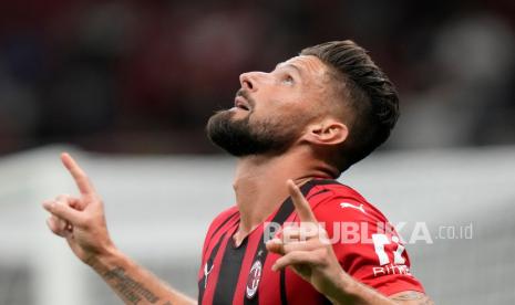  Olivier Giroud dari AC Milan merayakan setelah mencetak gol ketiga timnya pada pertandingan sepak bola Serie A antara AC Milan dan Cagliari, di stadion San Siro di Milan, Italia, Senin (30/8) dini hari WIB. 