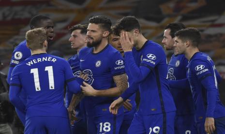  Olivier Giroud dari Chelsea, kiri tengah, merayakan golnya ke gawang Wolverhampton bersama rekan satu timnya selama pertandingan sepak bola Liga Utama Inggris antara Wolverhampton Wanderers dan Chelsea di Stadion Molineux di Wolverhampton, Inggris, Selasa, 15 Desember 2020.