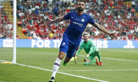 Olivier Giroud dari Chelsea usai mencetak gol dalam Piala Super UEFA antara Liverpool dan Chelsea di Besiktas Park, Istanbul, Rabu (14/8).