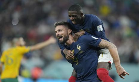 Olivier Giroud dari Prancis, kiri, merayakan dengan rekan setimnya Ousmane Dembele.