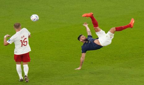  Olivier Giroud dari Prancis melakukan tendangan salto selama pertandingan sepak bola babak 16 besar Piala Dunia antara Prancis dan Polandia, di Stadion Al Thumama di Doha, Qatar, Ahad, 4 Desember 2022. 