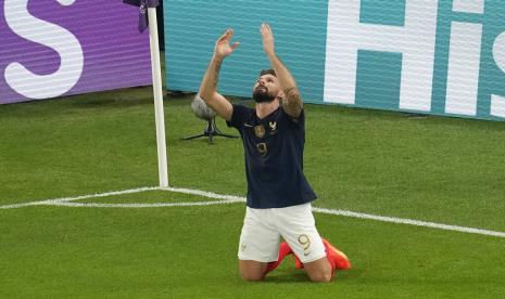  Olivier Giroud dari Prancis merayakan setelah mencetak gol pembuka pada pertandingan sepak bola babak 16 besar Piala Dunia antara Prancis dan Polandia, di Stadion Al Thumama di Doha, Qatar, Ahad, 4 Desember 2022. 