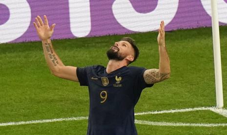  Olivier Giroud dari Prancis merayakan setelah mencetak gol pembuka untuk timnya selama pertandingan sepak bola babak 16 besar Piala Dunia antara Prancis dan Polandia, di Stadion Al Thumama di Doha, Qatar, Ahad, 4 Desember 2022. 