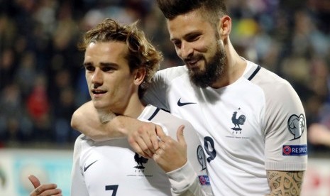 Olivier Giroud (kanan) dan Antoine Griezmann, dua striker timnas Prancis.