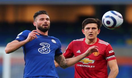 Olivier Giroud (Kiri) dan Harry Maguire (Kanan) saling berhadapan pada laga Chelsea Vs Manchester United di Stamford Brigde, Senin (1/3) dini hari WIB.