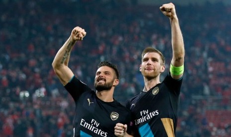 Olivier Giroud (kiri) dan Per Mertesacker