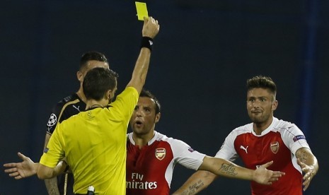 Olivier Giroud mendapat kartu kuning dalam pertandingan liga champions menghadapi Dinamo Zagreb