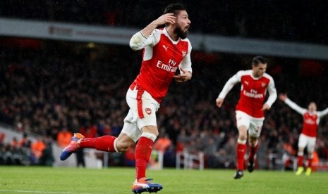 Olivier Giroud merayakan gol indahnya ke gawang Crystal Palace.