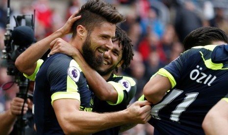 Olivier Giroud merayakan golnya bersama rekan-rekannya.