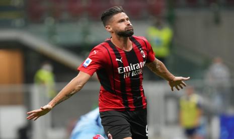 Olivier Giroud merayakan golnya untuk AC Milan saat menghadapi Cagliari dalam lanjuta Serie A Italia di San Siro, Senin (30/8) dini hari WIB